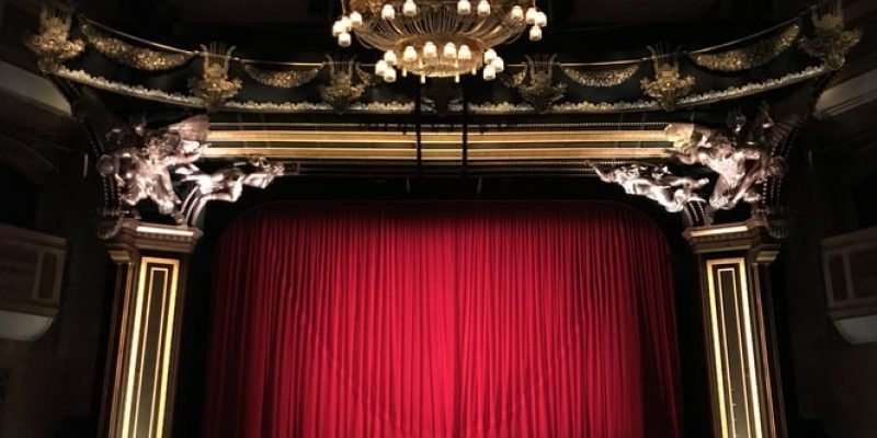 photo-1562329265-95a6d7a83440